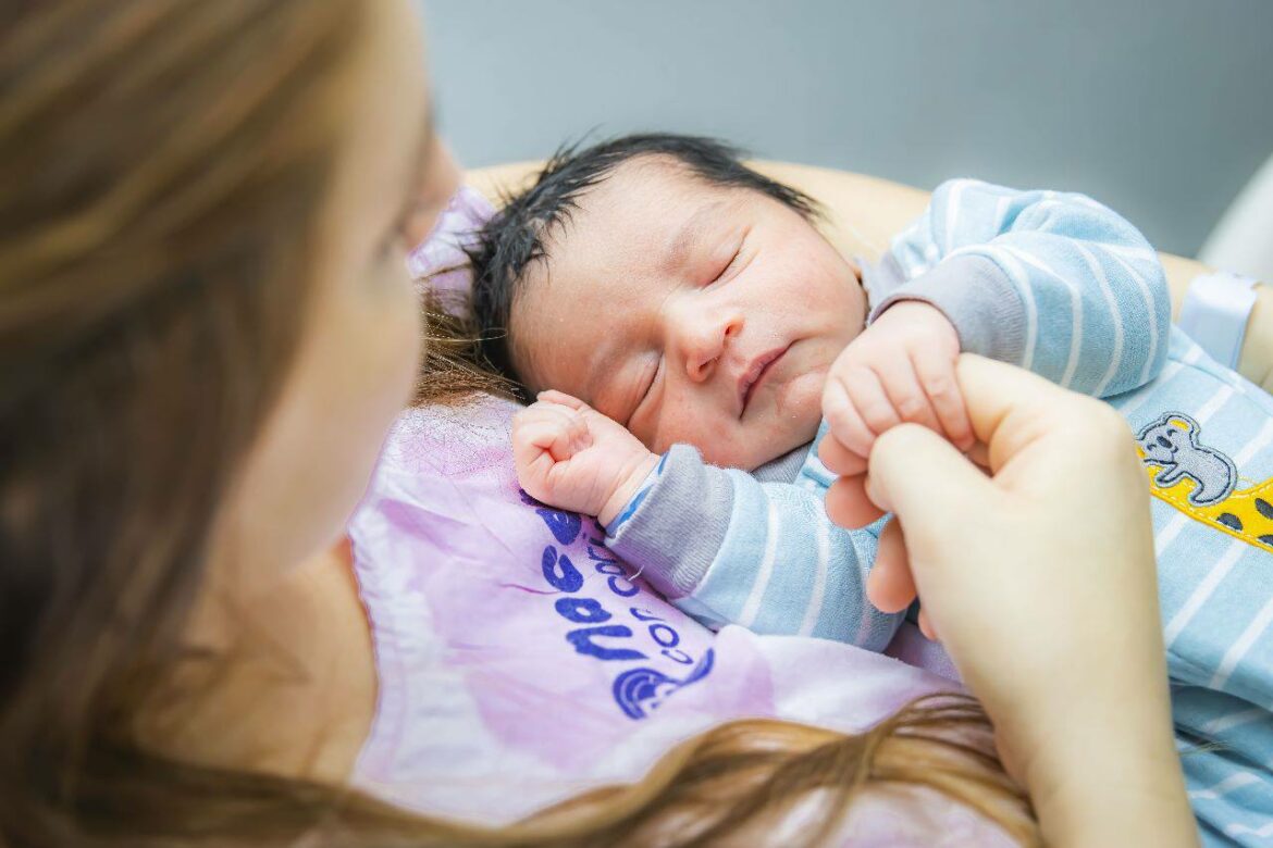 Conoce detalles sobre el primer bebé nacido en este nuevo año en la red hospitalaria salvadoreña