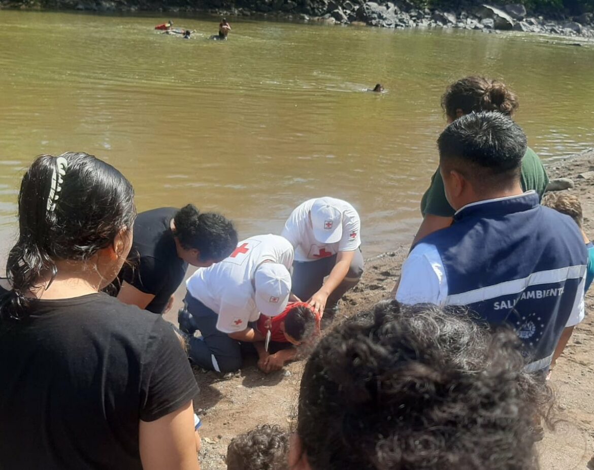 Cruz Roja rescata a dos menores de edad de morir ahogados en Playa El Espino y el río Torola
