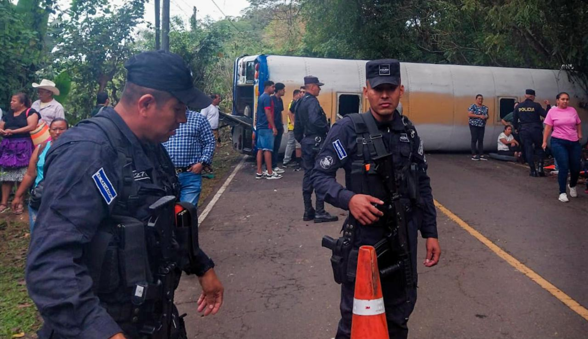 Varios heridos tras autobús volcar en la carretera hacia San Sebastián, San Vicente Norte