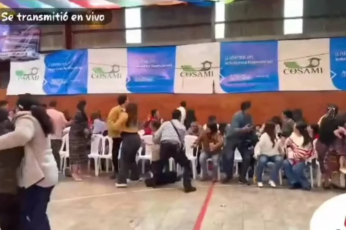 Momento del derrumbe de una grada durante las celebraciones de año nuevo que dejó más de 70 heridos en Guatemala