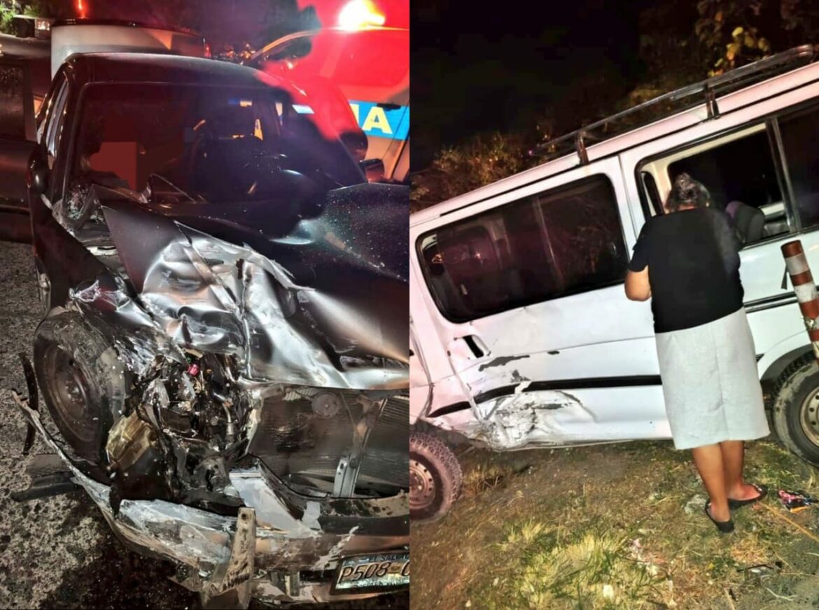 Microbús colisiona con vehículo y deja varios lesionados