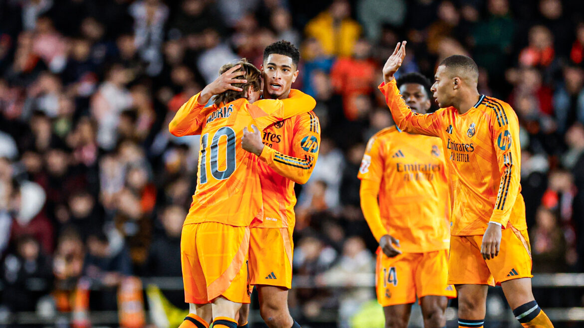 Real Madrid remonta 2-1 en Valencia y es el nuevo líder de la Liga