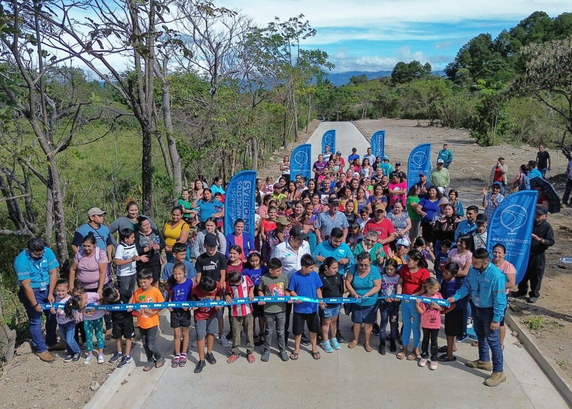 El Gobierno moderniza calle rural del cantón El Tablón en Ojos de Agua, Chalatenango Sur
