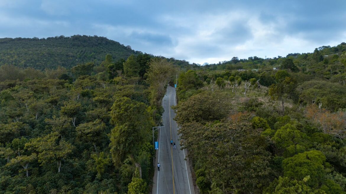 La DOM entregó renovación de calle que conecta el cantón Palo Verde con la turística Laguna Verde, Apaneca