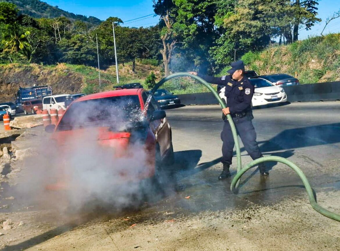 Carro se incendió en carretera Los Chorros