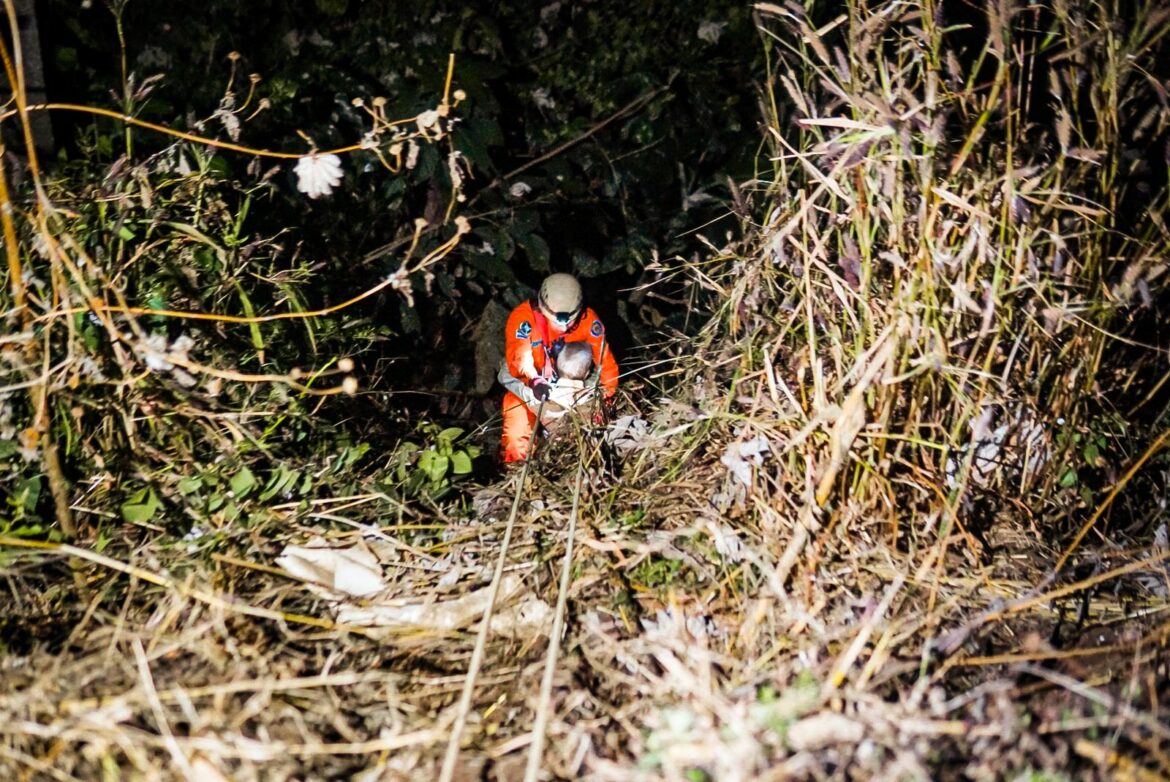 Rescatan a una persona que cayó en un barranco de Ahuachapán