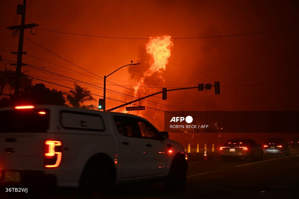 Unas 30.000 personas bajo orden de evacuación por incendio en Los Ángeles