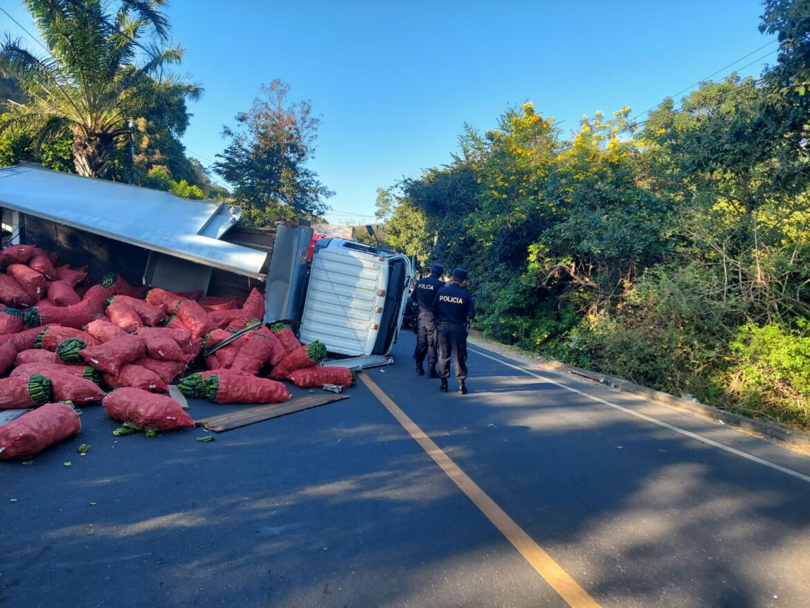 Choque entre un furgón que transportaba verduras y una camioneta en Santa Ana