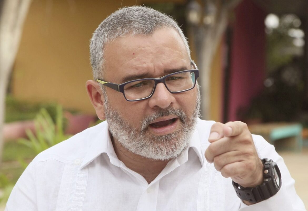 Expresidente Funes confirma sufrió una caída en las gradas de su vivienda en Nicaragua «me disloque el hombro»