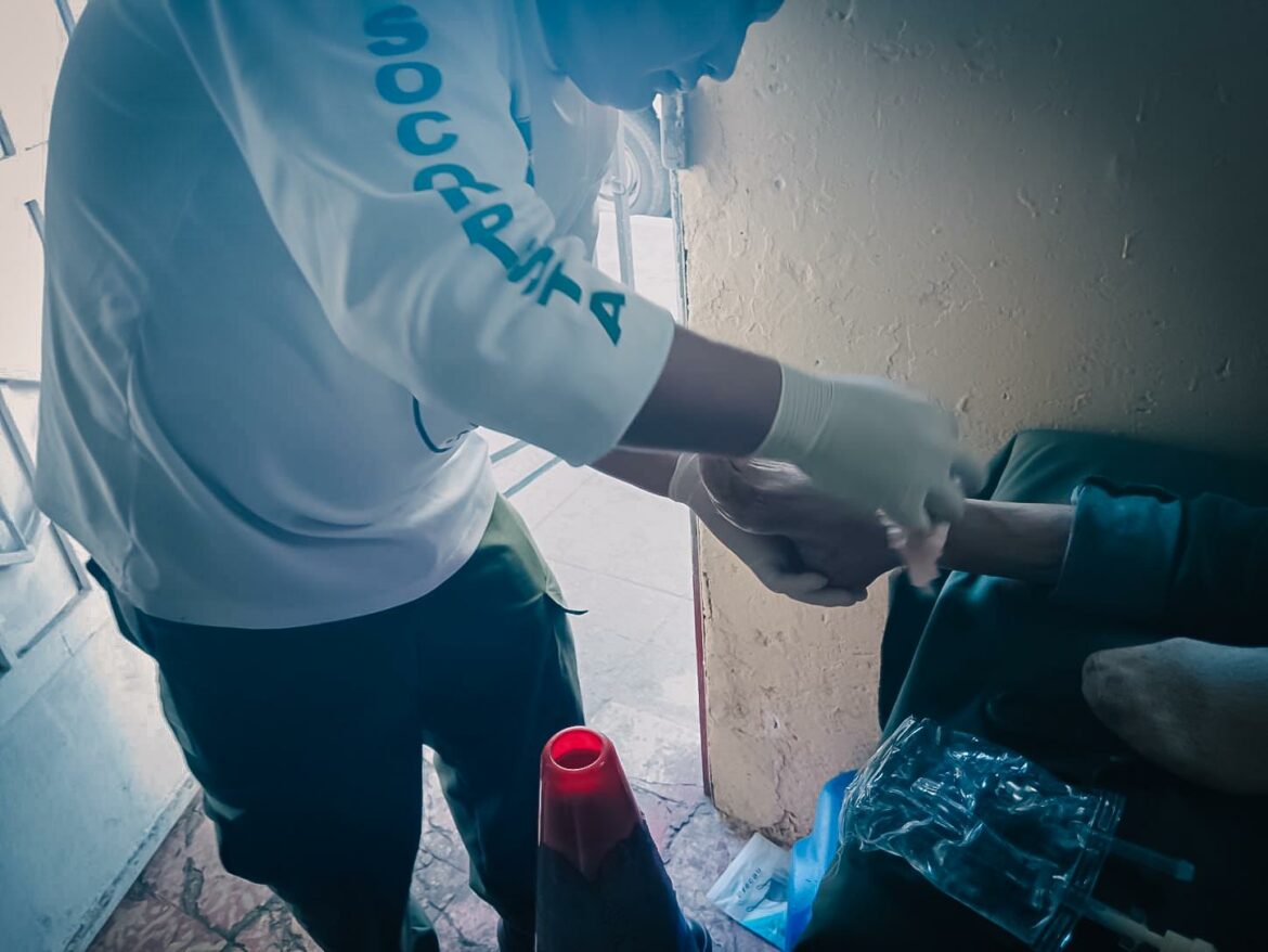 Vigilante dispara su arma al suelo y fragmentos provocaron heridas a un anciano en residencial Santa Rosa