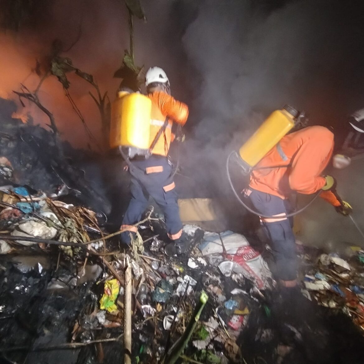 Sofocan incendio en predio baldío que funcionaba como botadero de basura en Cuscatancingo