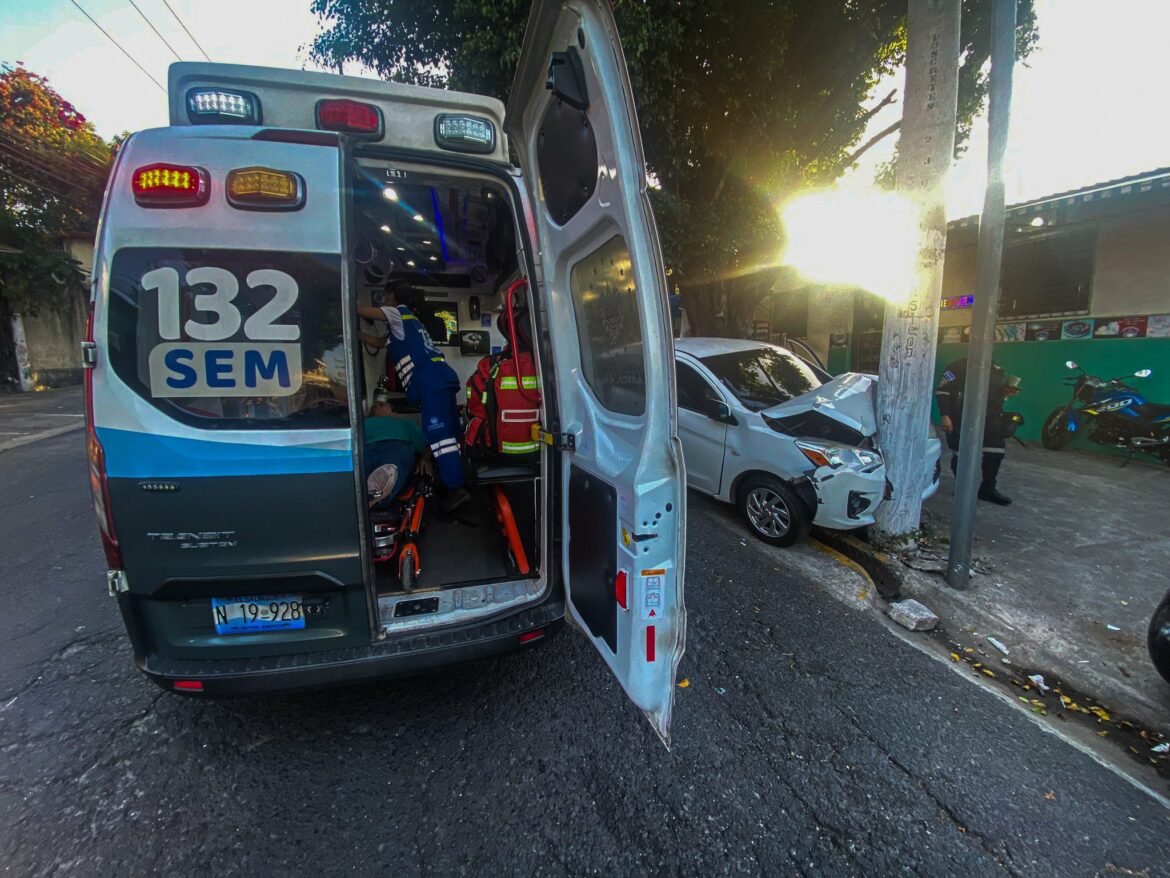 Vehículo choca contra un poste en Soyapango