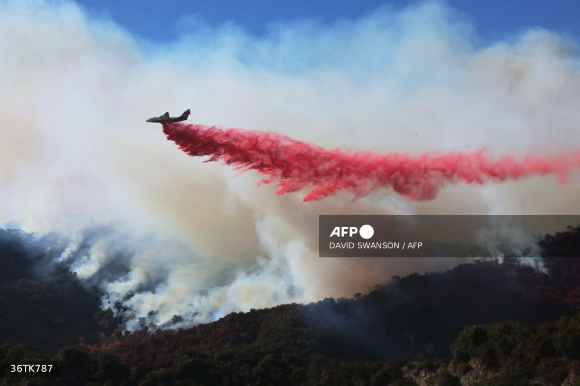 México envía bomberos a Los Ángeles a combatir incendios