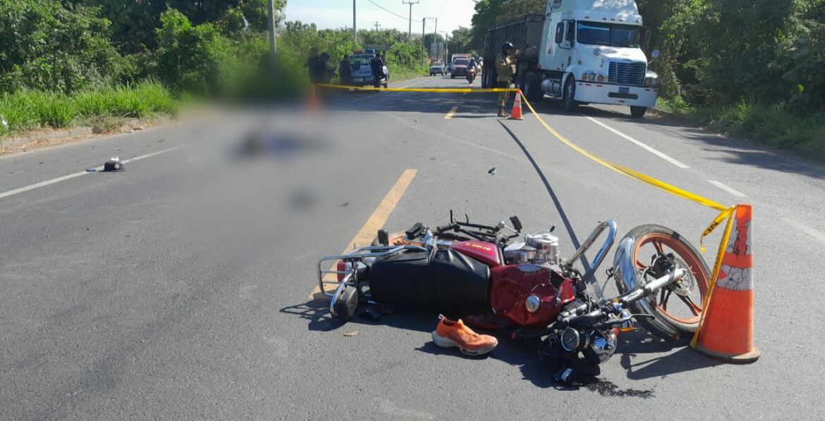 Muere motociclista tras chocar con vehículo en carretera Litoral