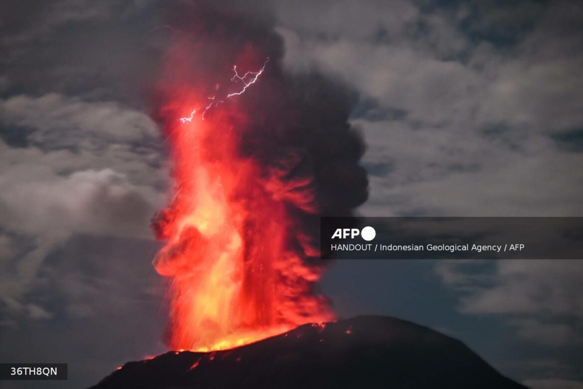 Erupción del monte Ibu en Indonesia