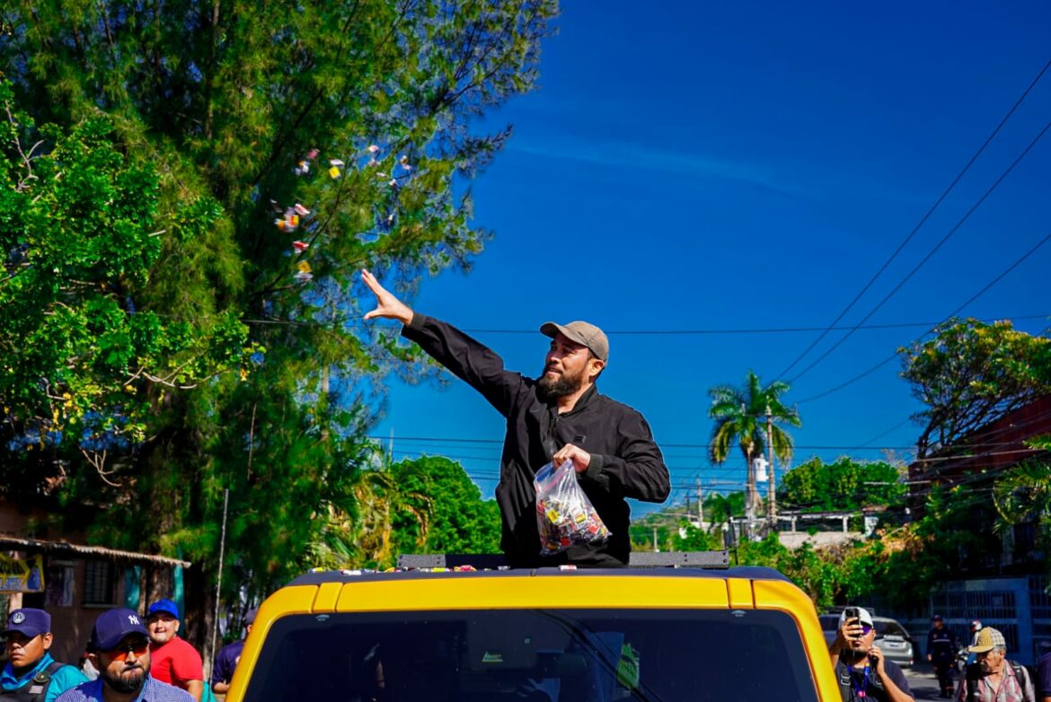 Alcalde Mario Durán lideró desfile del correo en Ayutuxtepeque