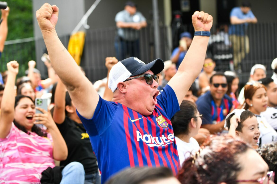 Así disfrutaron los salvadoreños el clásico español
