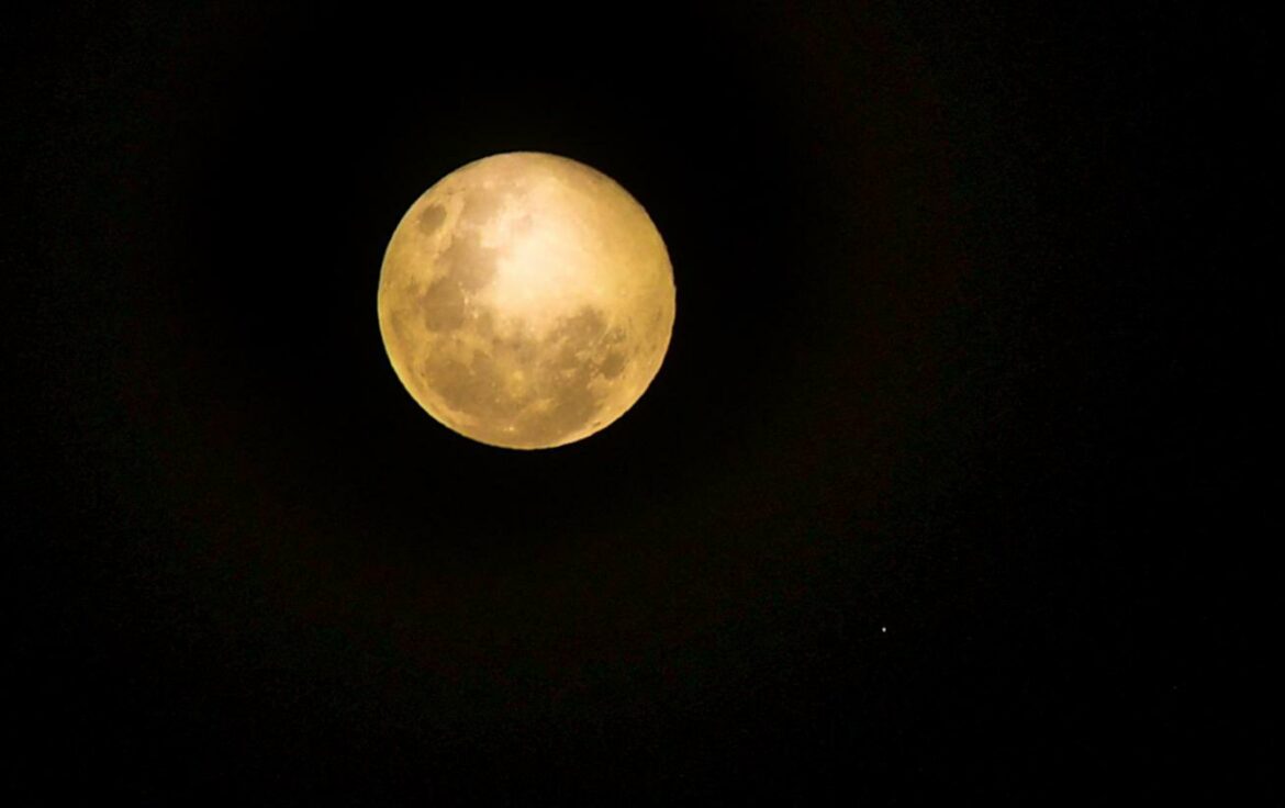 Primera luna llena de 2025, conocida como Luna del Lobo