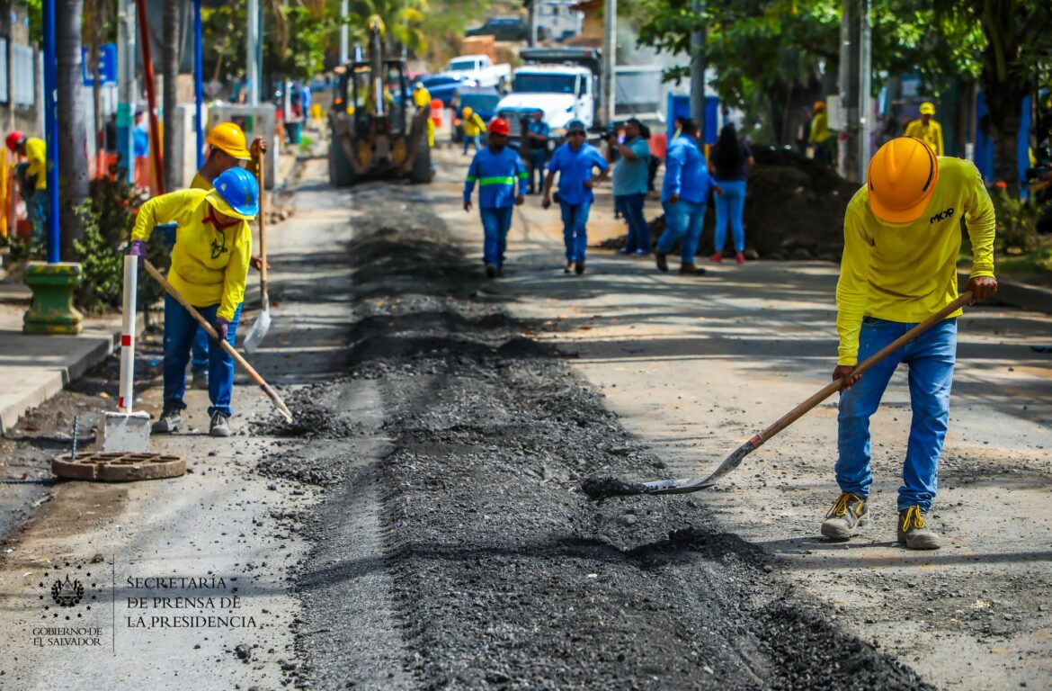 Mtro. Rodríguez supervisa las obras de cableado subterráneo en el casco urbano de La Libertad