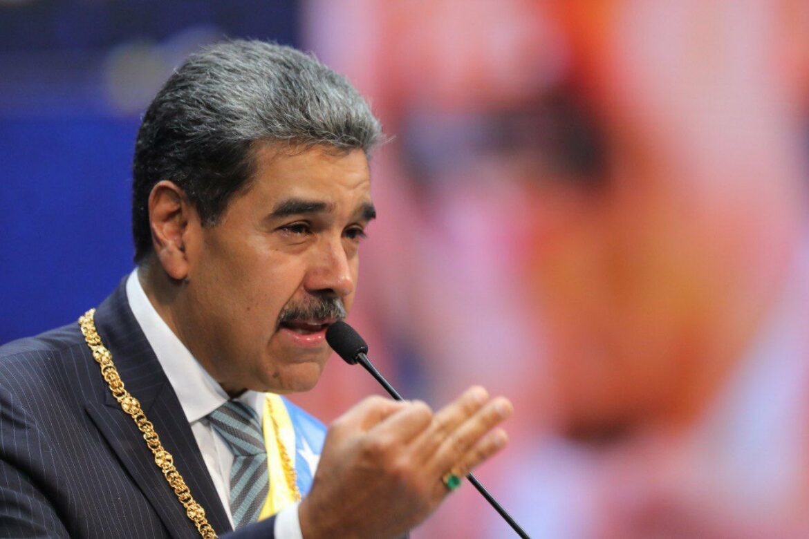 Maduro ordena preparar y aceitar «los fusiles» ante «amenazas criminales» de Uribe y Duque