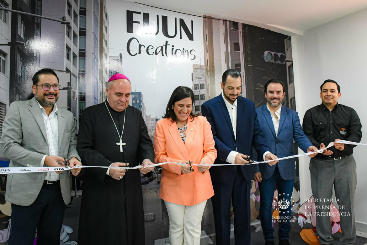 Inauguran showroom de Fun Crafts International en la zona franca de San Luis Talpa, en La Paz