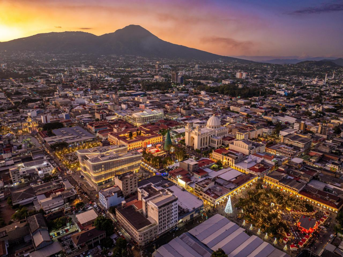 69 de cada 100 salvadoreños consideraron que el país estuvo «mejor» en 2024 respecto al 2023, según la UCA
