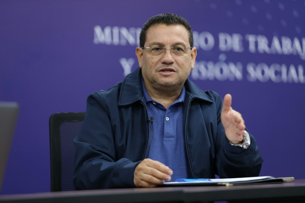 Ministro Castro anuncia proyecto de construcción de viveros de curiles y conchas para erradicar el trabajo infantil en los manglares