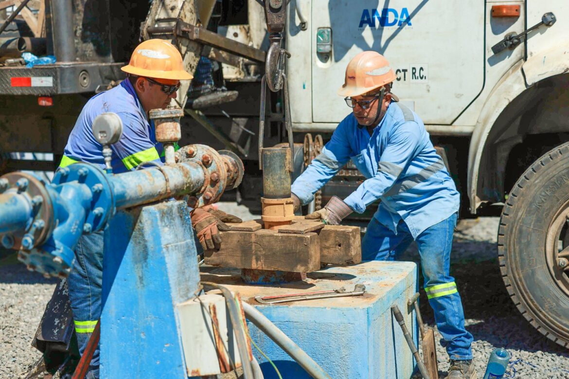Trabajos para restablecer el suministro de agua potable en el sector de la playa El Tunco