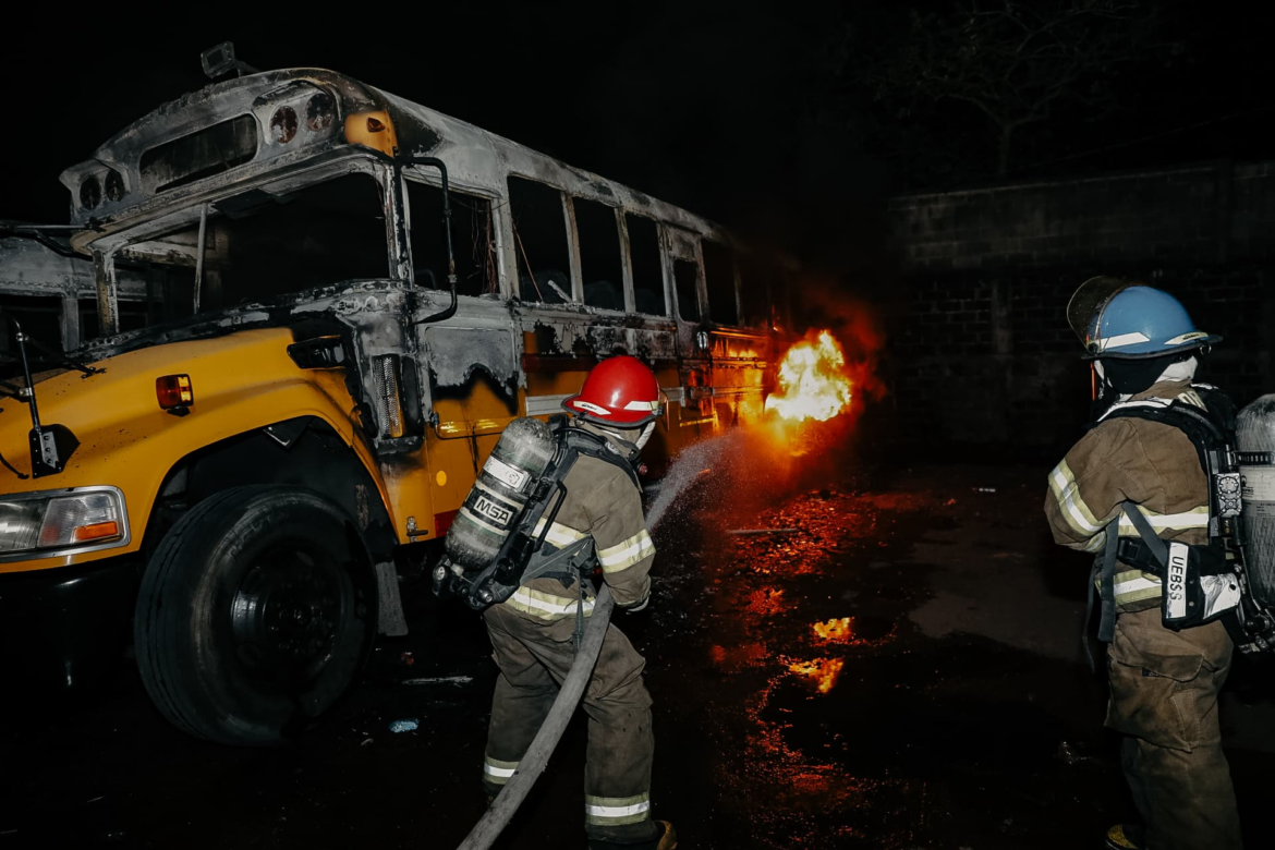 Incendio en punto de autobuses de la ruta 14 deja cuatro unidades quemadas, en San Martín