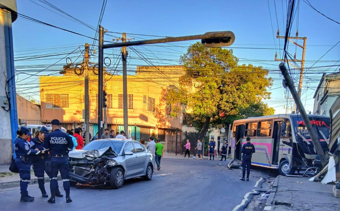 Tres personas con lesiones tras microbús de la ruta 29E chocar con un vehículo