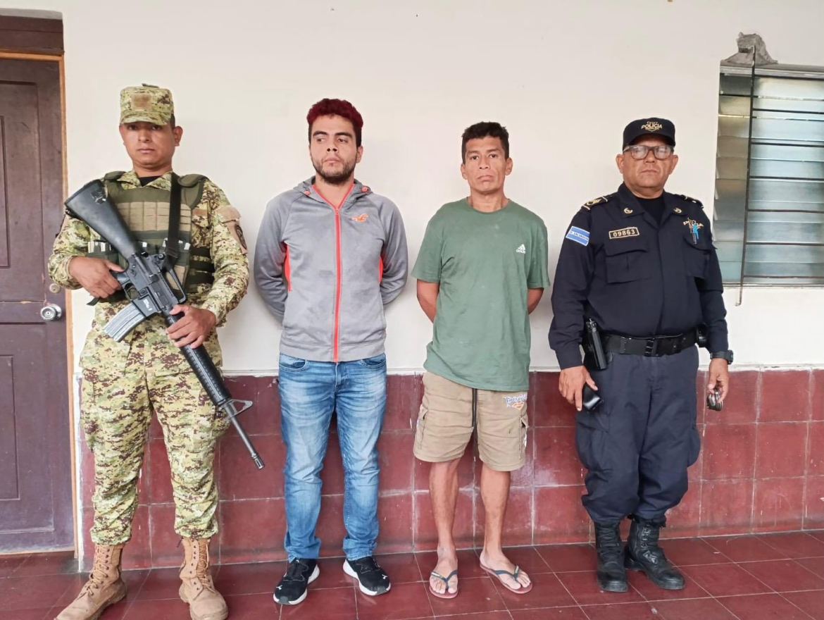 Detienen a dos hombres acusados de hurtar un celular en San Vicente Sur