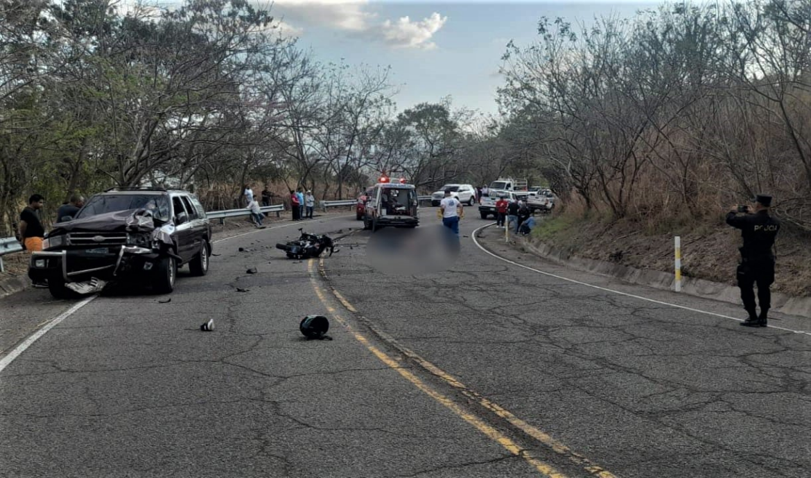 Motociclista muerto y menor herido en accidente vial