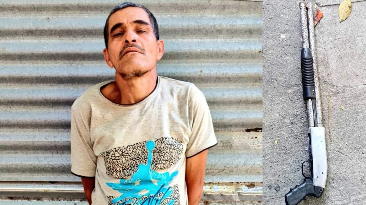 Arrestan a hombre que portaba escopeta sin documentación
