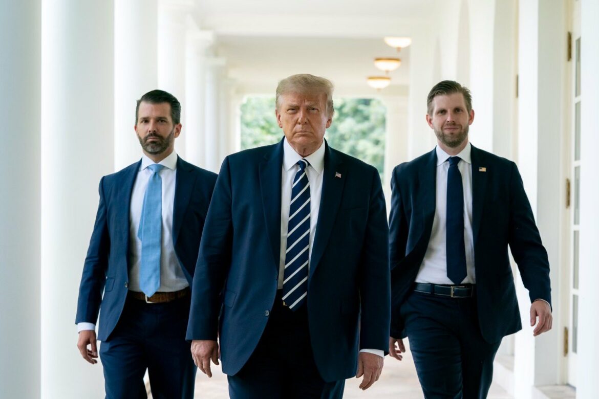 Trump firma orden ejecutiva que busca eliminar la ciudadanía por nacimiento