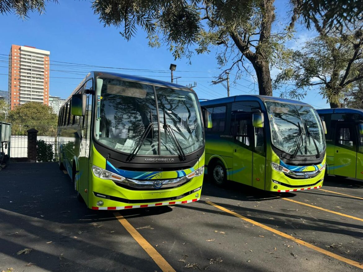 Presentan 21 nuevas y modernas unidades de transporte