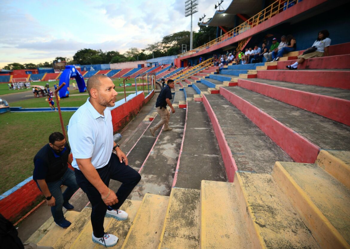Presidente del INDES recorre el Estadio Óscar Quiteño en busca de acuerdo para su remodelación