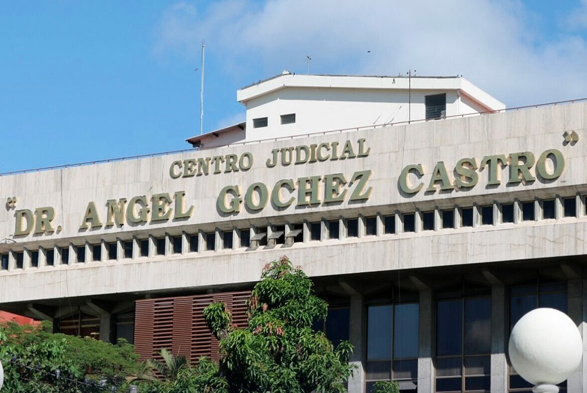 Mujer enfrenta proceso judicial por maltrato infantil