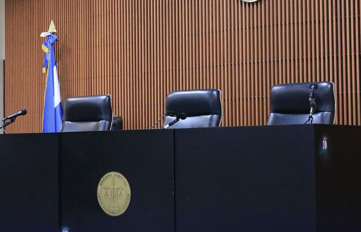 Condenan a mujer por presentar documentación falsa ante una agencia bancaria