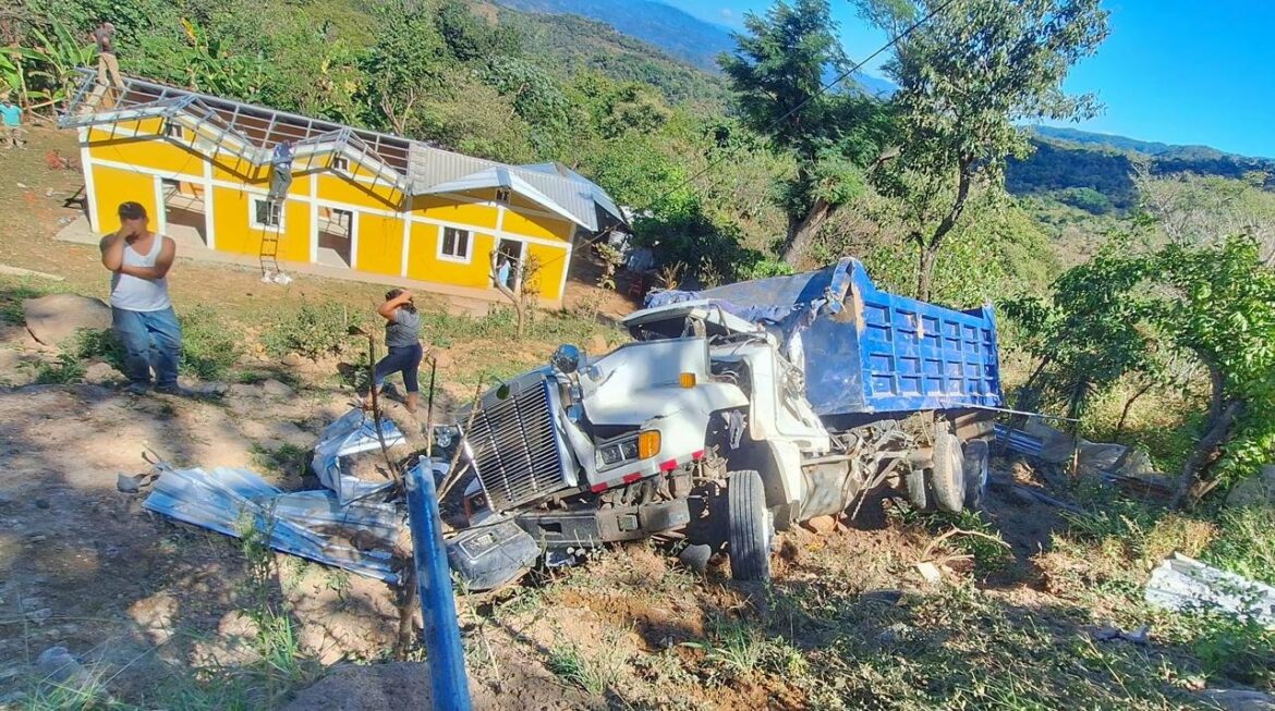 Camión que transportaba materiales de construcción cayó en el patio de una vivienda
