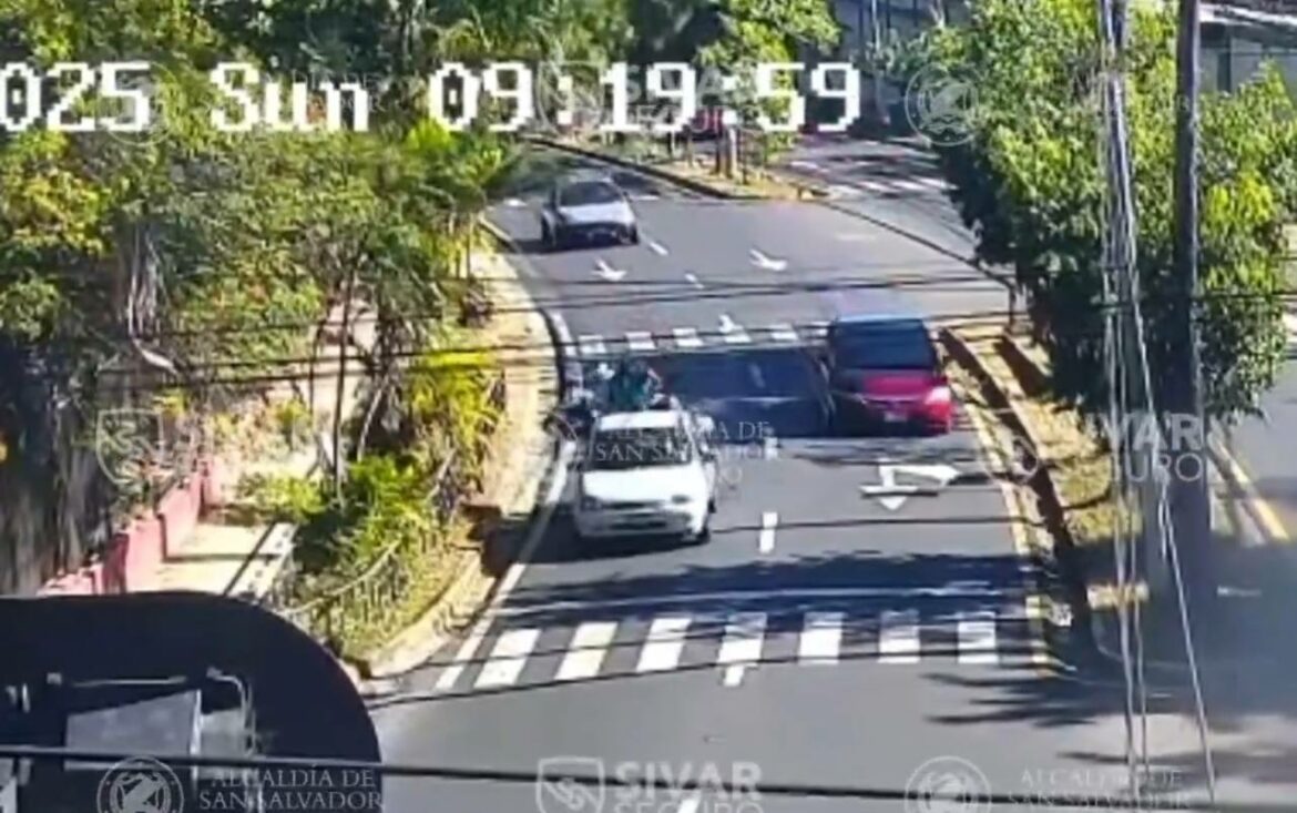 Fuerte accidente de tránsito en San Salvador captado en cámara de videovigilancia