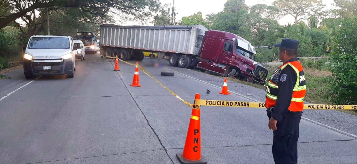 Accidente entre rastra y camión dejan a un hombre fallecido como consecuencia