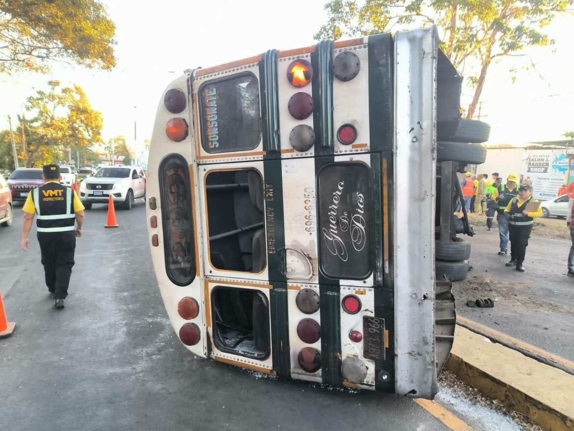 Un bus volcó en El Trébol, Santa Ana, por desperfectos económicos; varias personas lesionadas
