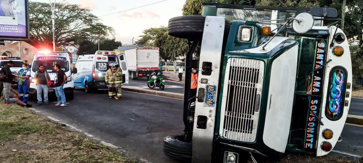 VMT suspende permiso y compensación económica y sanciona a bus que volcó en Santa Ana