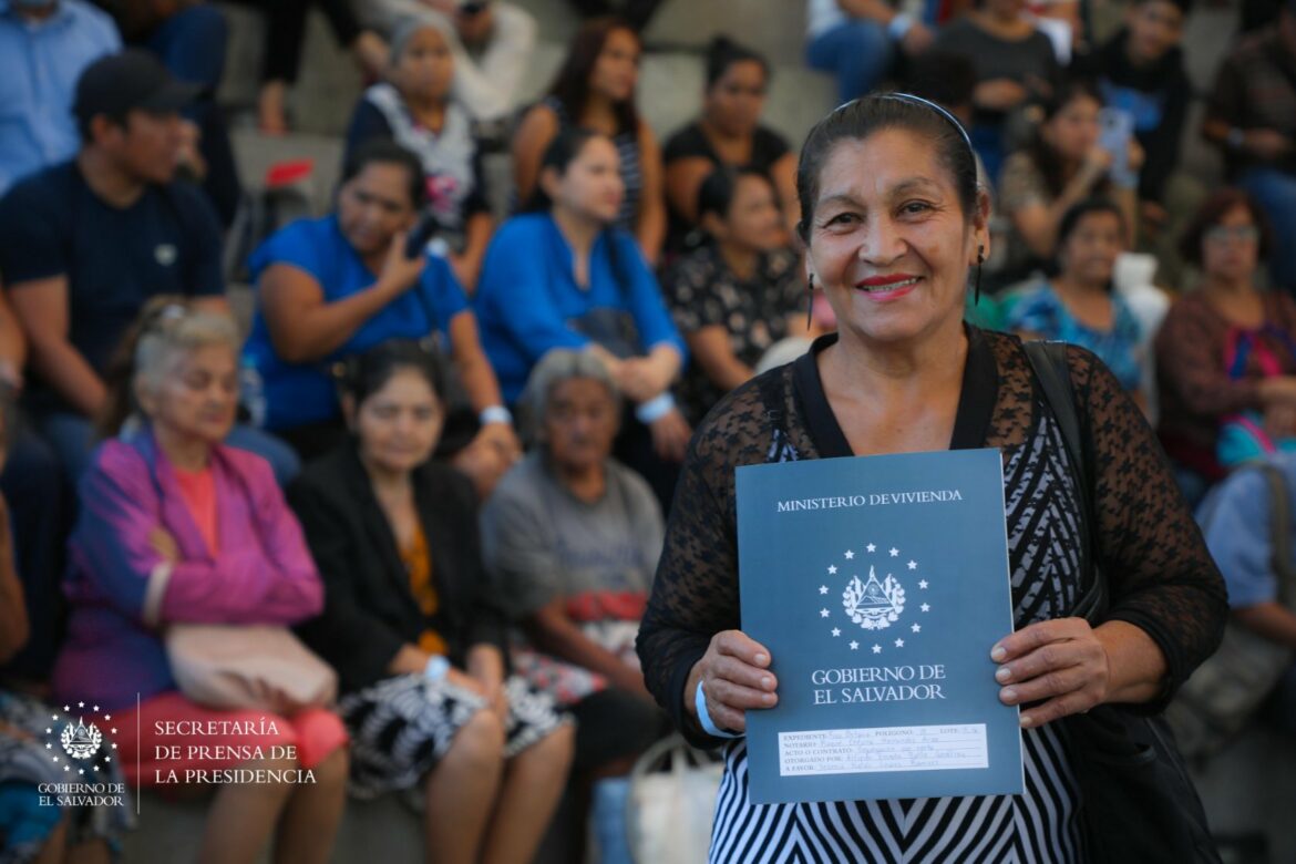 Entregan escrituras de propiedad a familias estafadas por la corporación Argoz S.A. de C.V.
