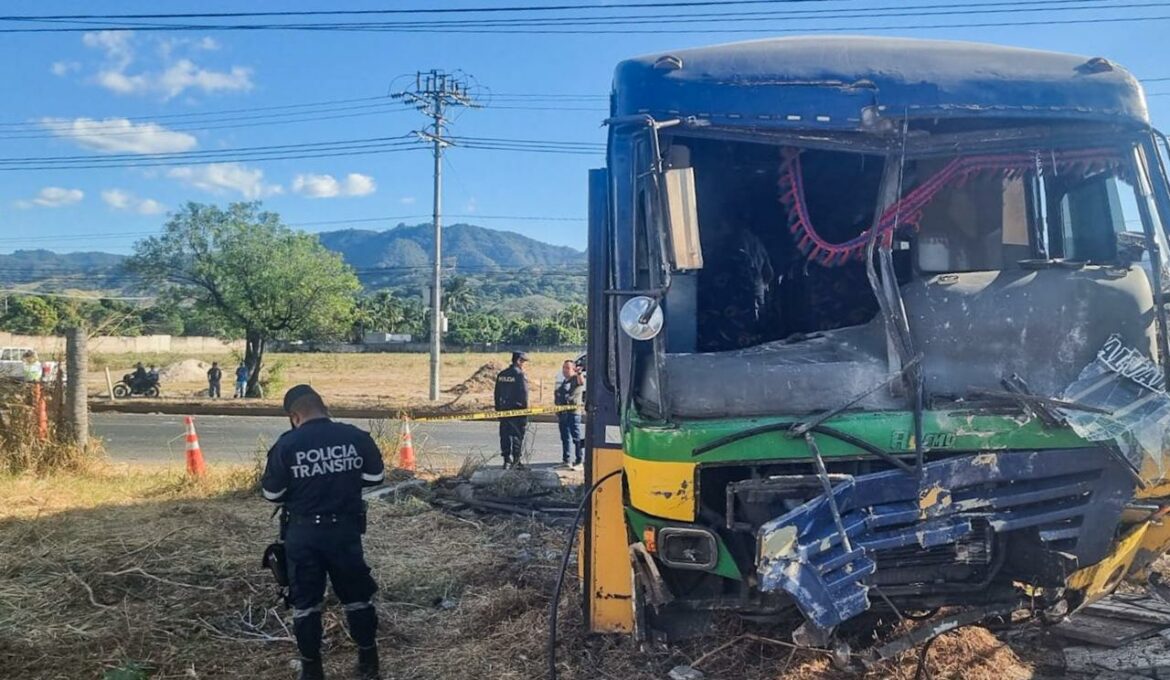 Un fallecido y dos lesionados en accidente de tránsito en Colón, La Libertad