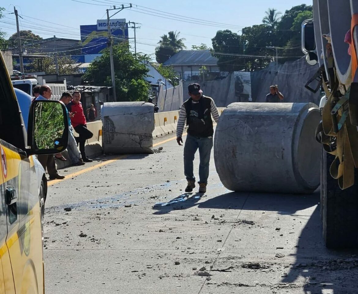 Estructuras de concreto cayeron de un camión sobre la carretera al Puerto de La Libertad