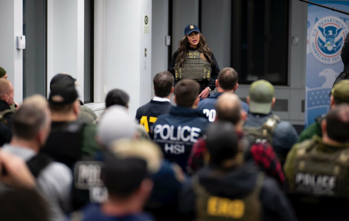 La secretaria de Seguridad Nacional de EE.UU. dirige las primeras redadas de inmigrantes en Nueva York