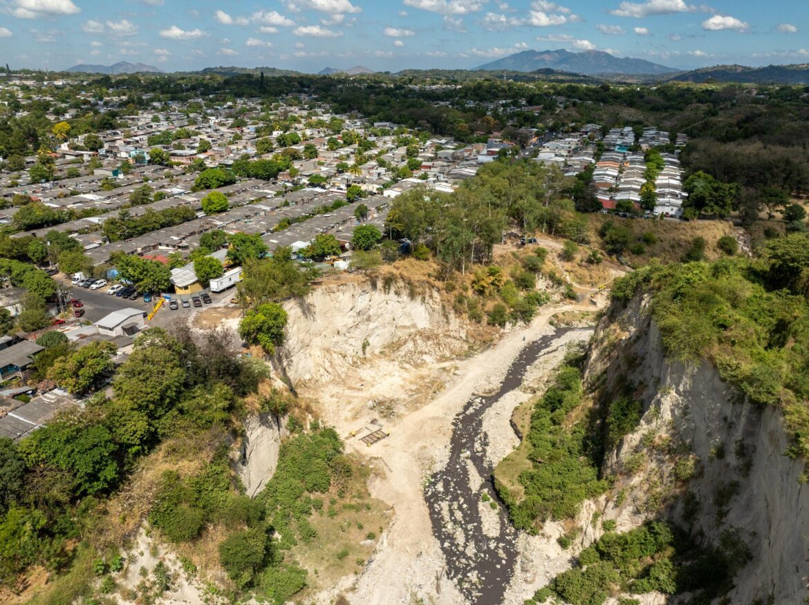 Obras Públicas interviene una cárcava en la colonia Bosques de Prusia, Soyapango