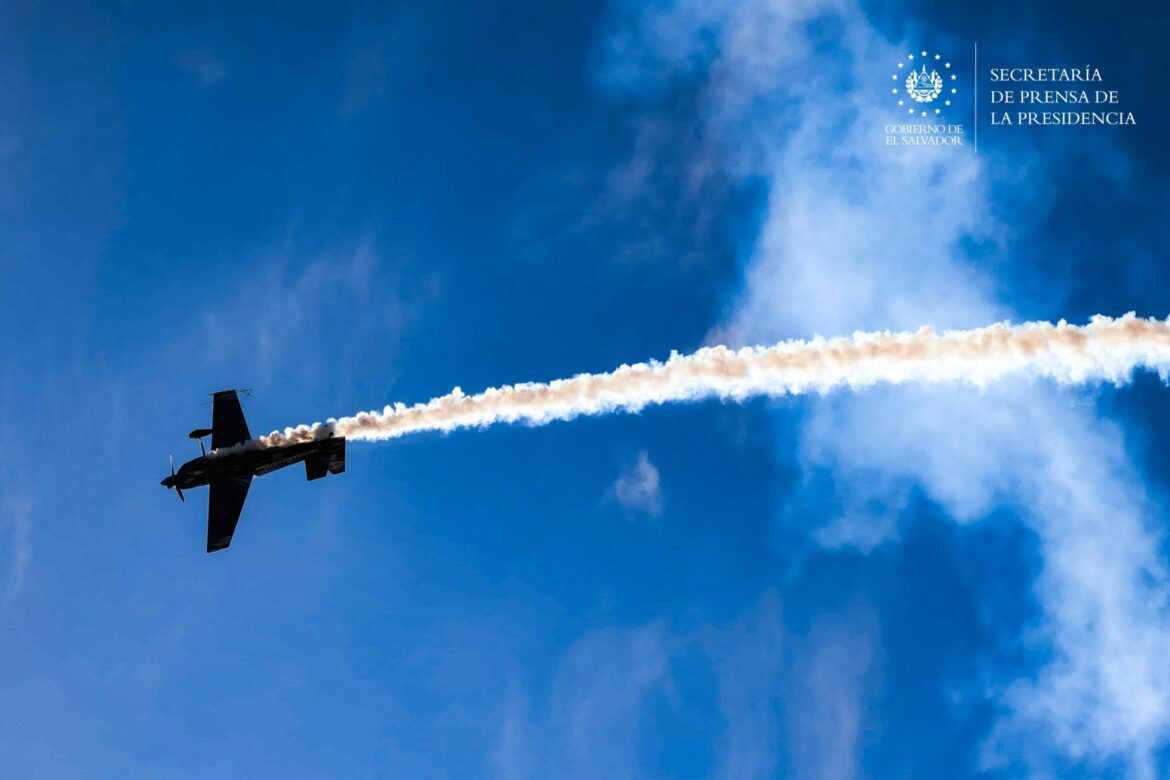 Turistas nacionales e internacionales disfrutan de una nueva edición del Ilopango Air Show 2025