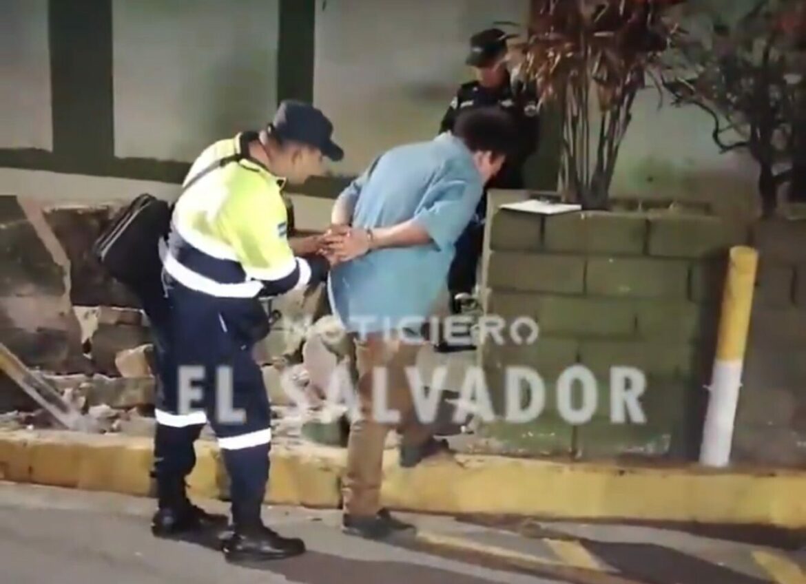 Hombre con 148 grados de alcohol volcó su vehículo en San Salvador